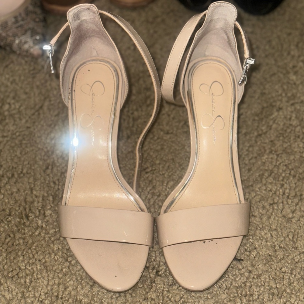 Jessica Simpson’s nude sandals
